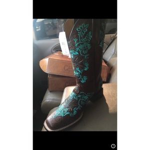 Caverns lace cowboy boots